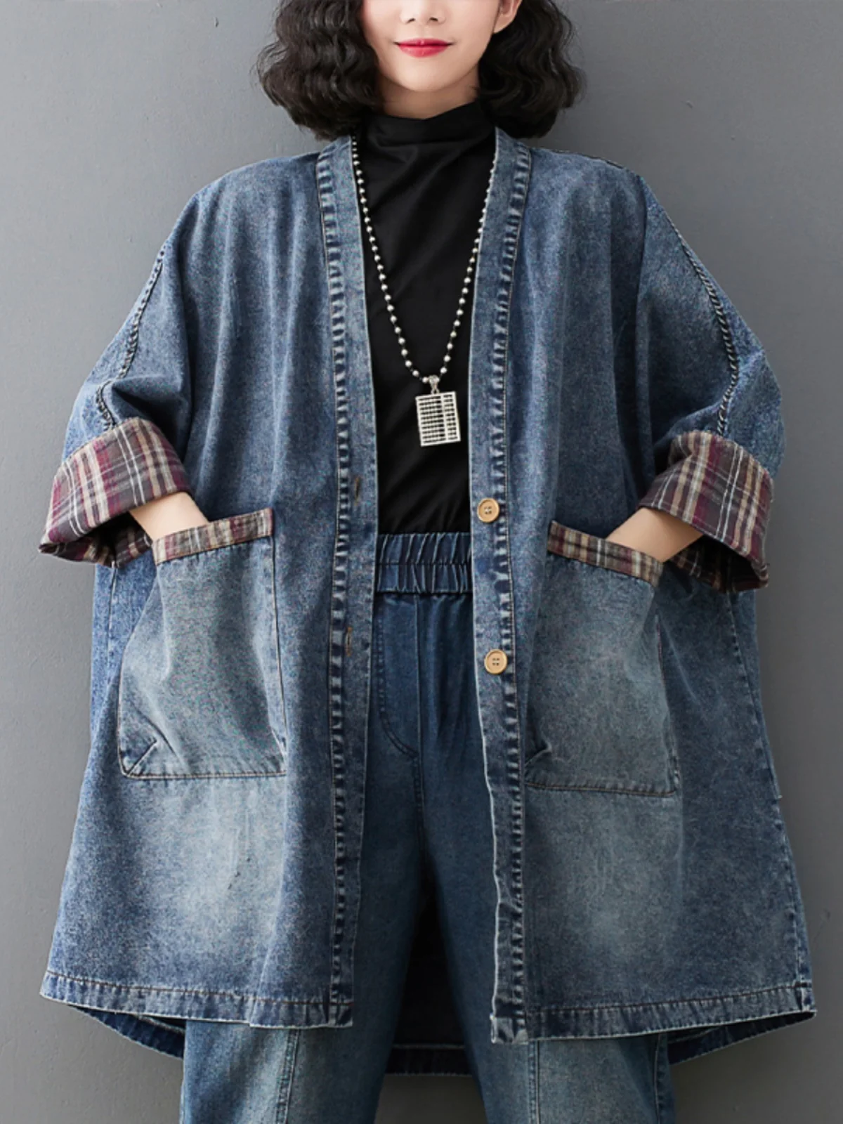Damska kurtka jeansowa w stylu retro patchwork z nadrukiem, duży rozmiar, moda vintage, luźny krój, średniej długości.