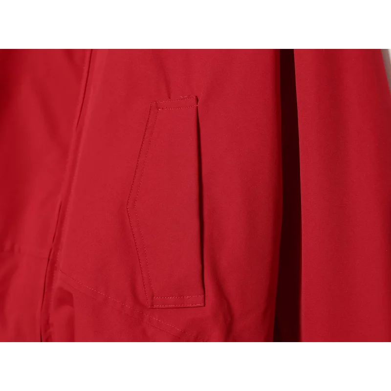 Neue wasserabweisende, wattierte Damenjacke mit Stehkragen, Kordelzug am Saum, Reißverschluss, losen langen Ärmeln, Taschen und kurzem Schnitt aus Baumwolle. – Detail 10