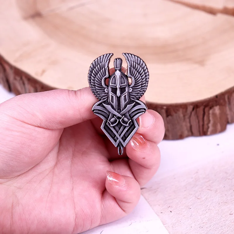 1 قطعة خوذة فارس الجناح بروش العالمي مطلي شارة معدنية الرجعية تنوعا الملابس حقيبة الملحقات بروش المينا دبوس