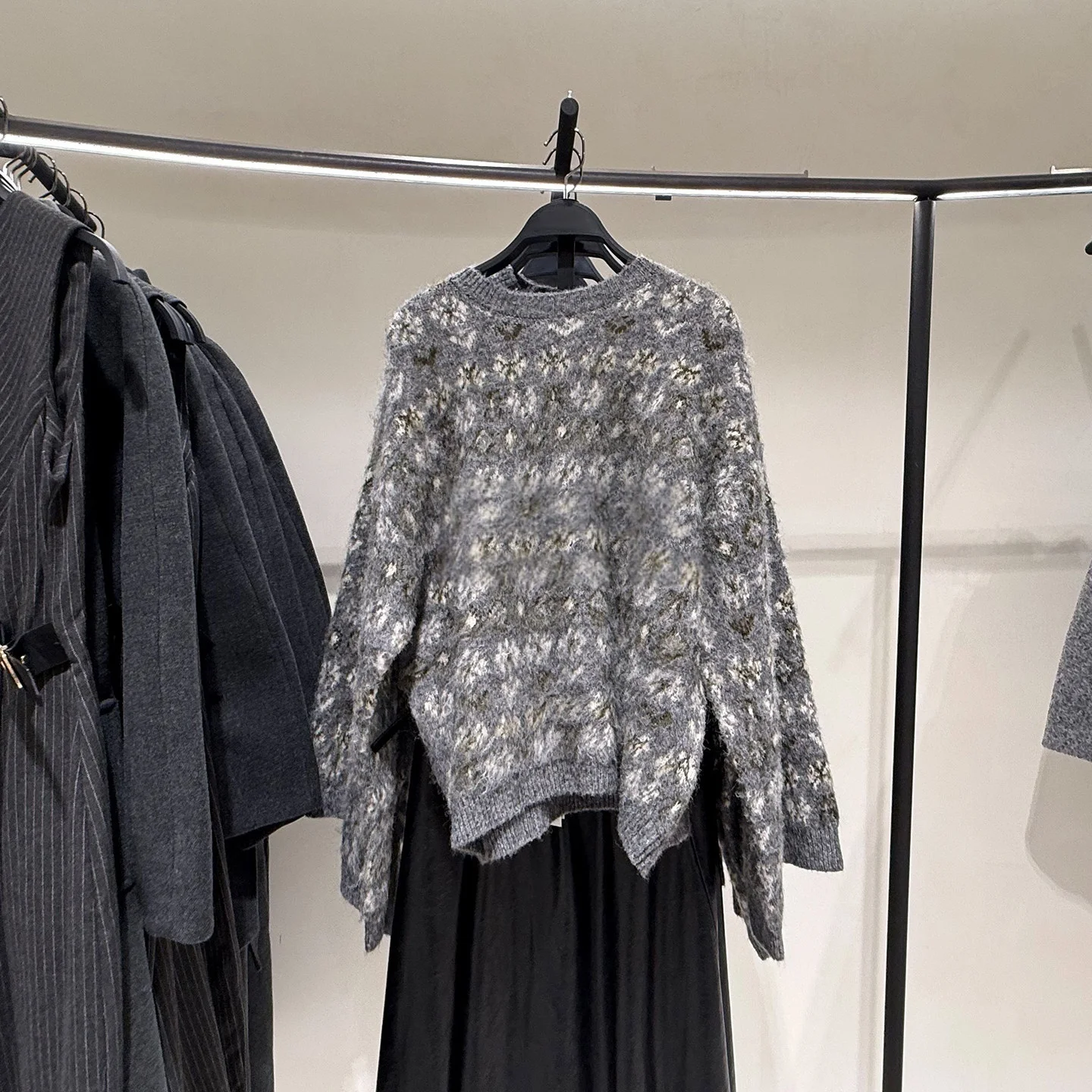 

2026 new women's clothing European and American style round neck long sleeved rubbing effect jacquard knitted sweater