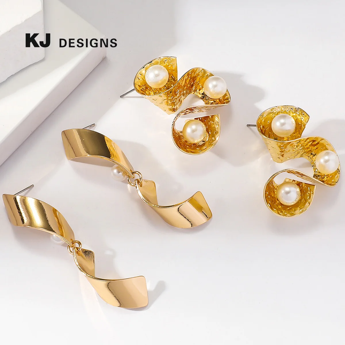 Retro exaggerated design stud earrings beating pattern temperament metal French twist premium earrings women