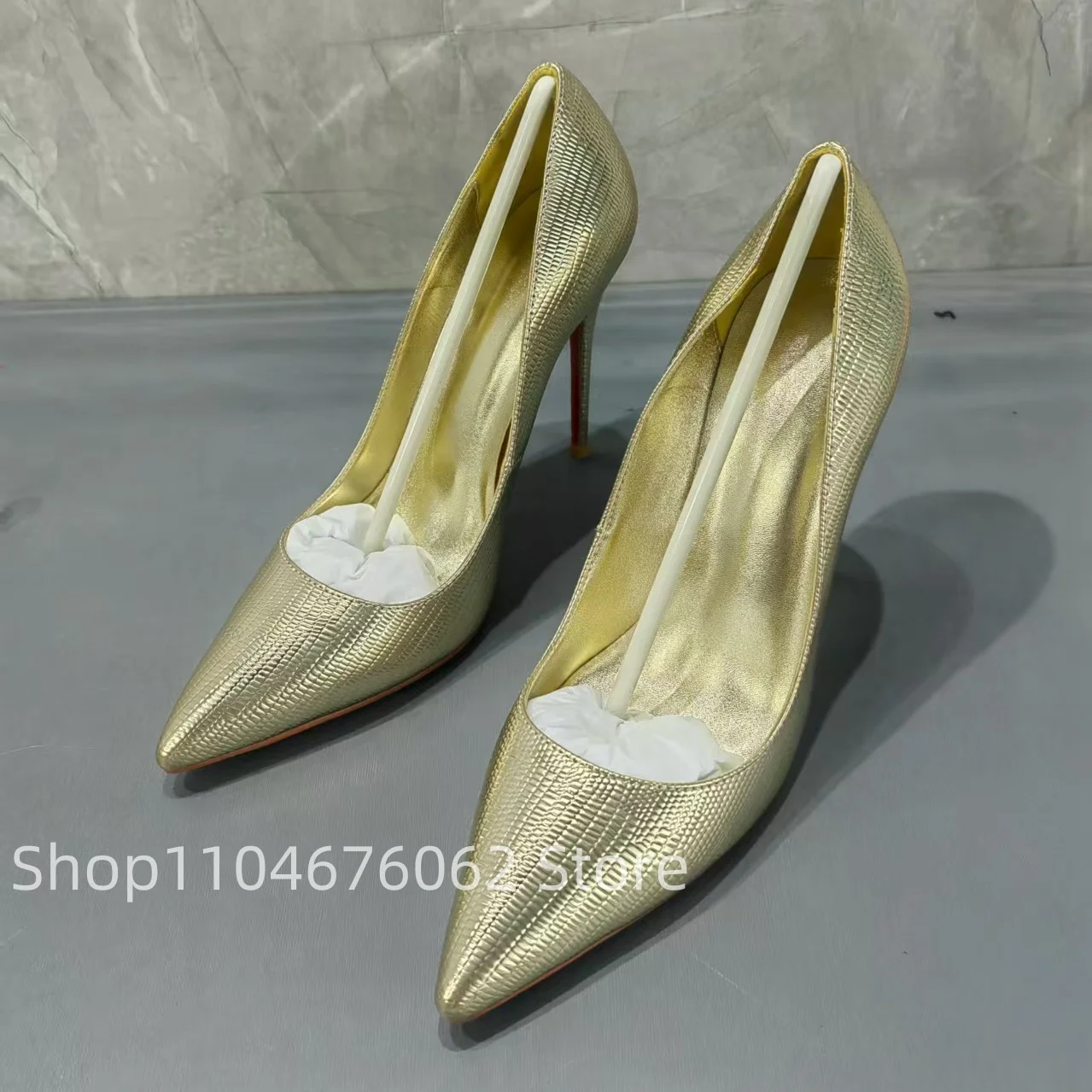 

Новинка 2023 года, туфли на высоком каблуке с золотым узором, туфли на шпильке с острым носком, элегантное сексуальное платье, офисные женские туфли большого размера на мелкой платформе