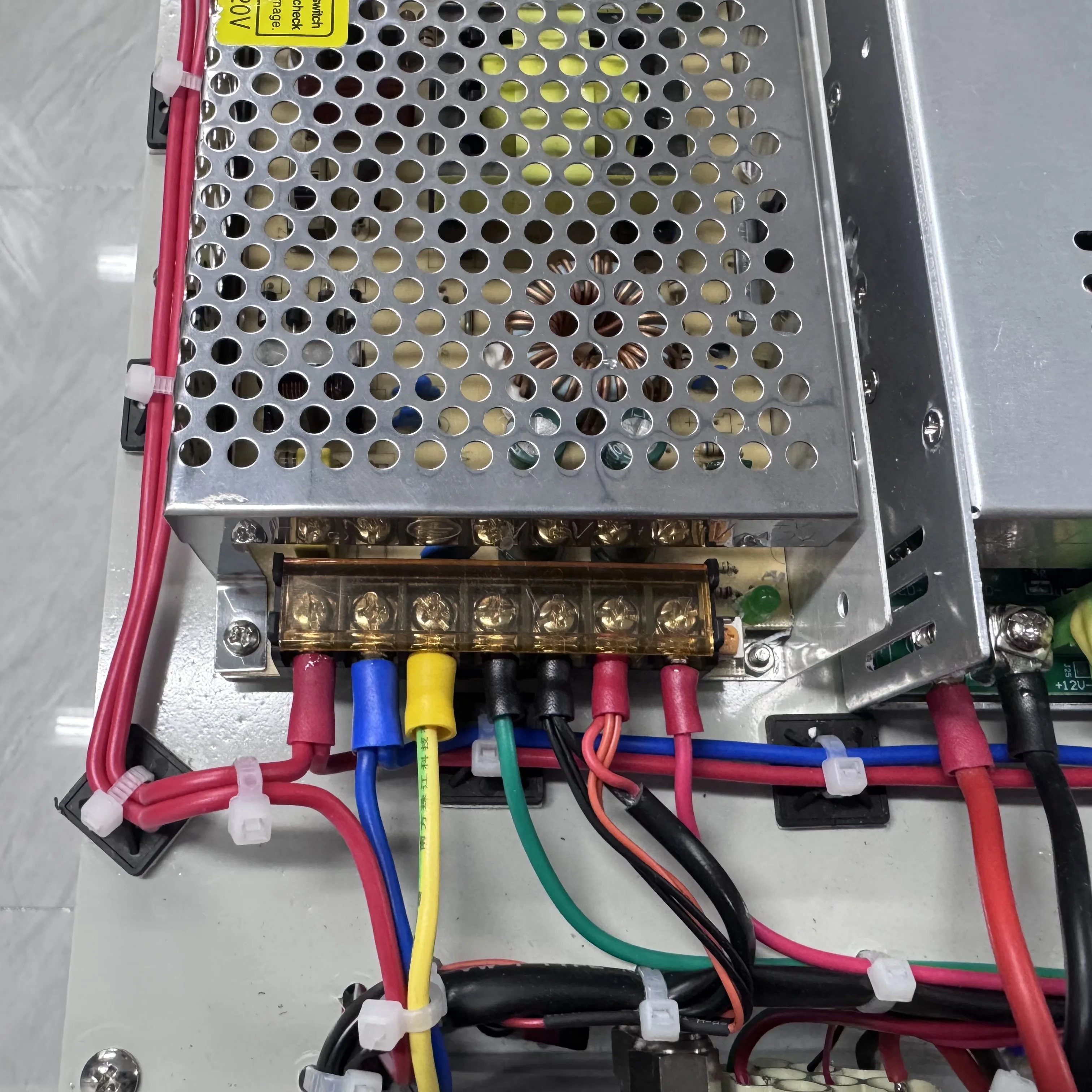 

Высокоэффективный лазерный эпилятор с 3 длинами волн (755, 808, 1064 нм) для удаления волос, с охлаждением, для всего тела, для домашнего использования