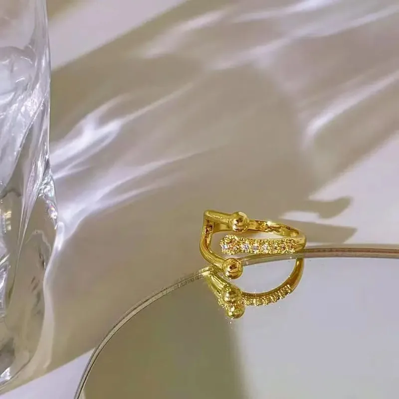 

This is a small and exquisite ring with a simple style and an adjustable zircon horseshoe-shaped clasp