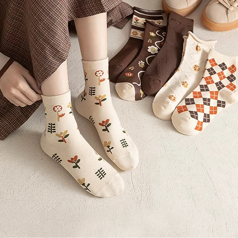 6 Pairs (Random Delivery) Women Khaki Retro Flowers Plaid Floral Stripe Sweet and Comfortable Fashion Simple Tube Socks