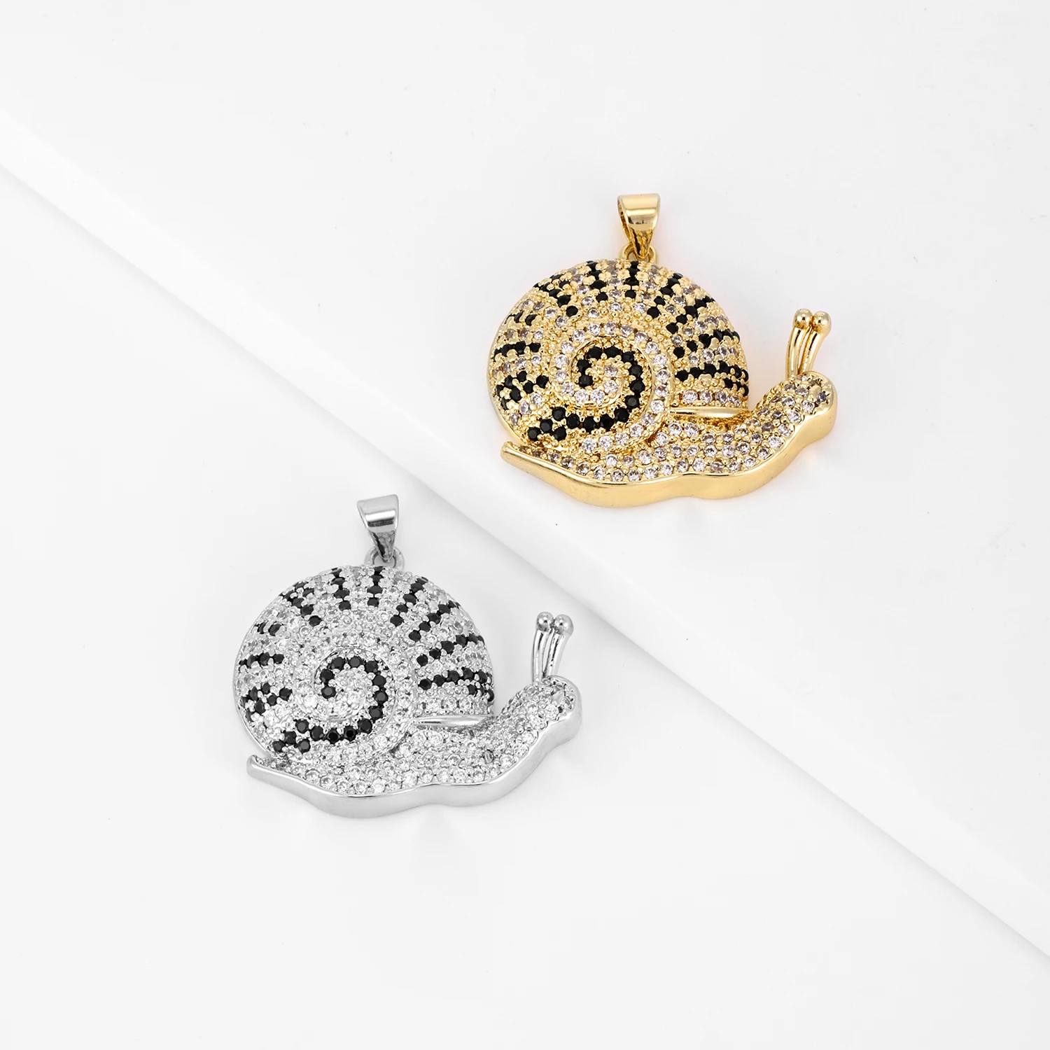 Colgante de Caracol de Cristal Blanco Intenso con Detalles en Oro/Plata, Accesorios de Joyería de Cobre con Circones, Regalo para Mujer, Venta al por Mayor