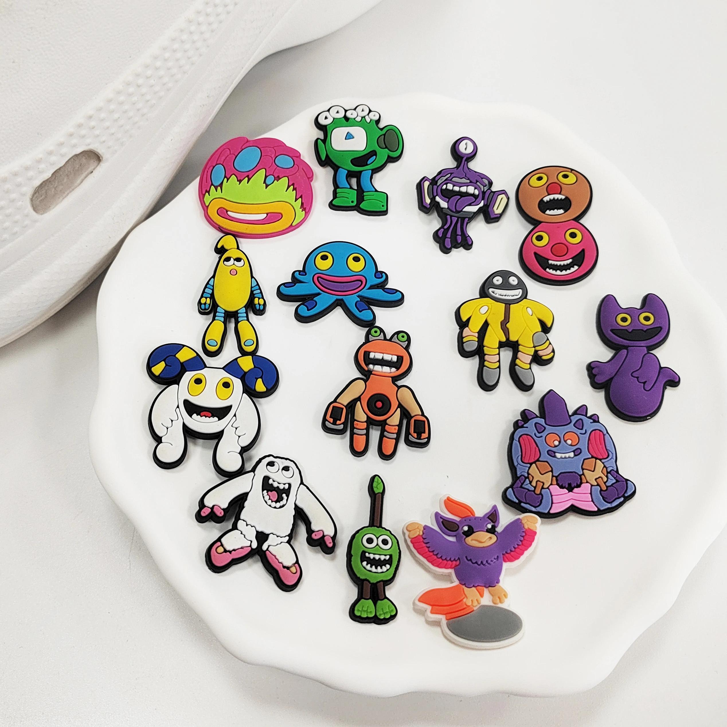 سلسلة كرتونية لألعاب موسيقى الوحش للأطفال ، سحر الأحذية ، إكسسوارات السدادة الكلاسيكية ، هدايا الديكور ، 15 في كل مجموعة