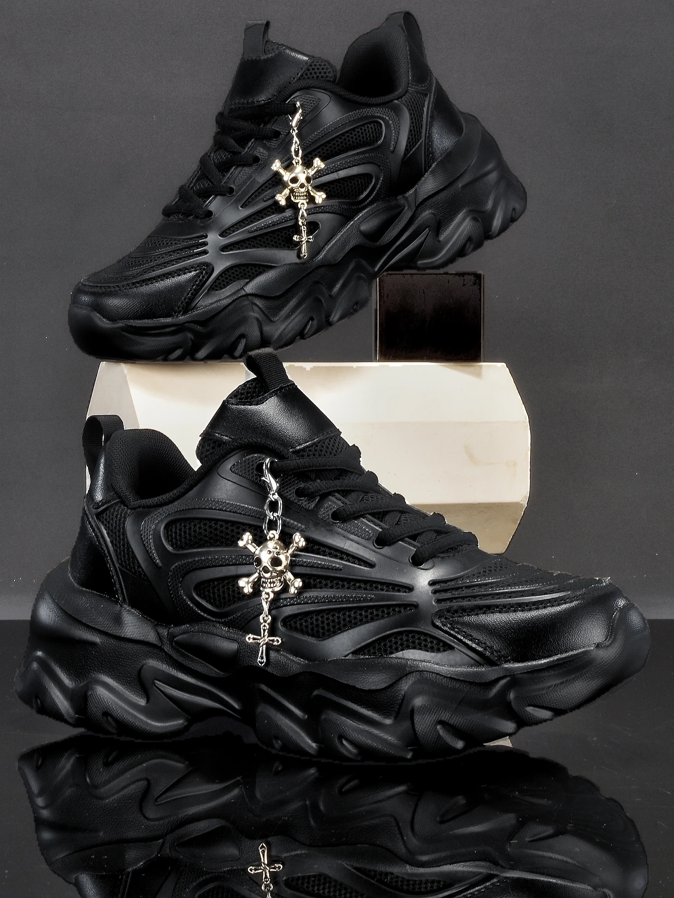 Zapatillas de mujer con plataforma gruesa de 5 cm, estilo retro de calavera plateada con cadena metálica, suela irregular de EVA transpirable, zapatillas deportivas negras, versátiles para estudiantes, fiestas y campus, estilo único que no se repite, suela blanda, ligeras, cómodas y a la moda para salidas diarias, desplazamientos y deportes.
