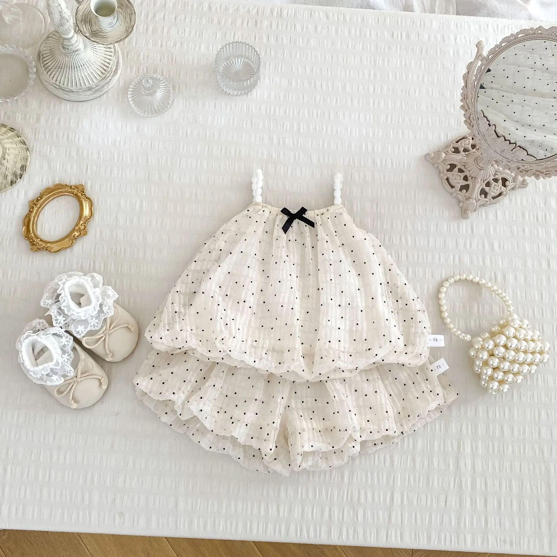 2025 Sommer Baby Mädchen Welle Punkt Strap Blume Knospe Top Shorts Zwei Stück Set Süße Schönheit Kinder Hundert Tag ein Jahr alt Set