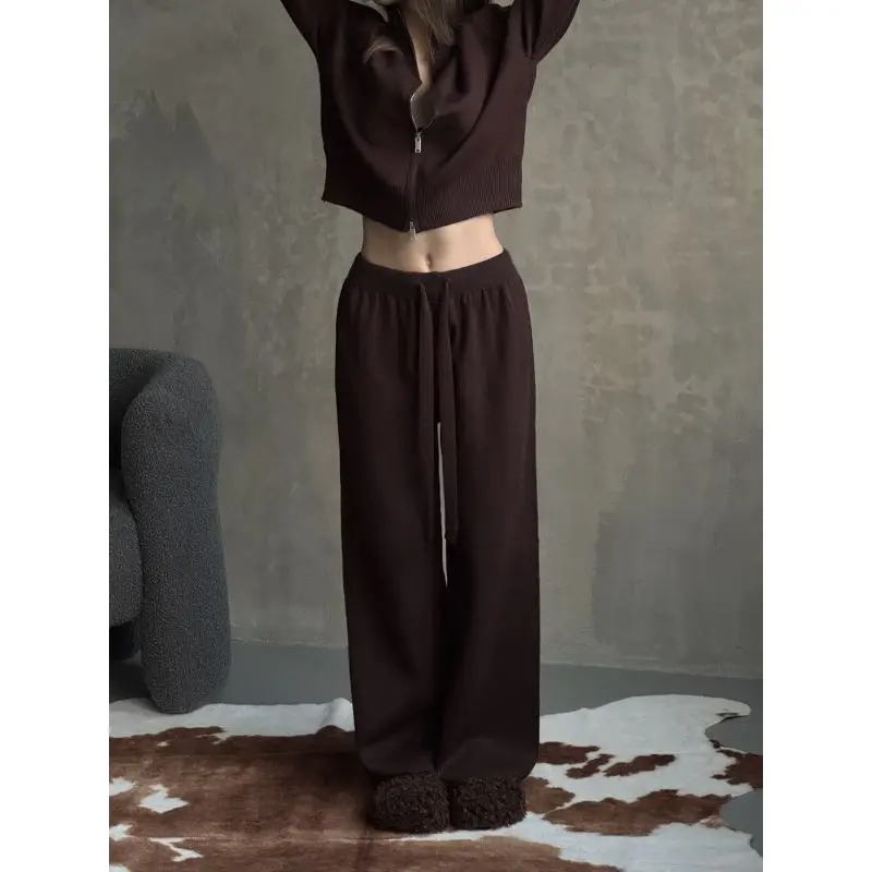 ชุดเซ็ตเสื้อคาร์ดิแกนและกางเกงไหมพรมแบบซิปสำหรับผู้หญิง สไตล์ทันสมัย ทรงเข้ารูป เหมาะสำหรับใส่ไปทำงาน ชุดลำลองสุดชิคสำหรับฤดูใบไม้ร่วงและฤดูหนาว