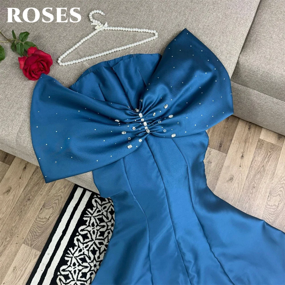 Sukienka wieczorowa bez ramiączek w kolorze niebieskim z kokardą, odkryte ramiona, suknia balowa typu syrena, formalna suknia na przyjęcie z kryształami, suknia balowa na zamówienie.