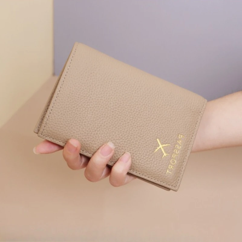 

Кожаный чехол для паспорта для женщин и мужчин, с защитой от RFID, отделением для денег, незаменимый аксессуар для путешествий, подарок.