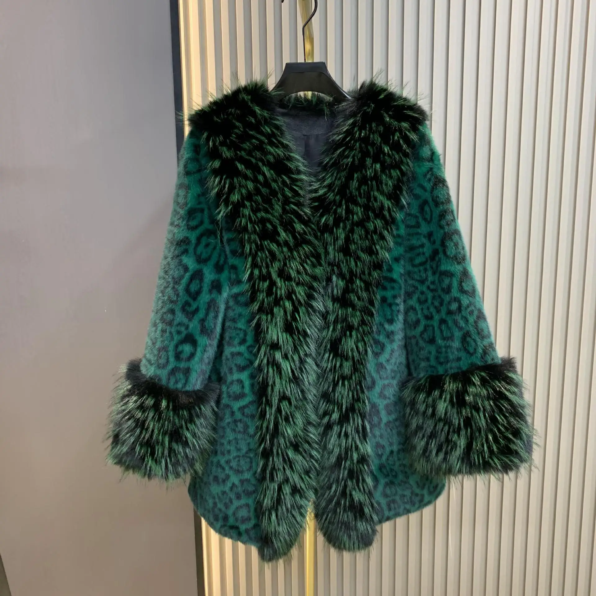 เสื้อคลุมขนเฟอร์เทียมพิมพ์ลายเสือดาวสุดหรูหรา แฟชั่นระดับไฮเอนด์ สไตล์เทพธิดา เสื้อแจ็คเก็ตขนปุยสำหรับฤดูหนาวสำหรับผู้หญิง