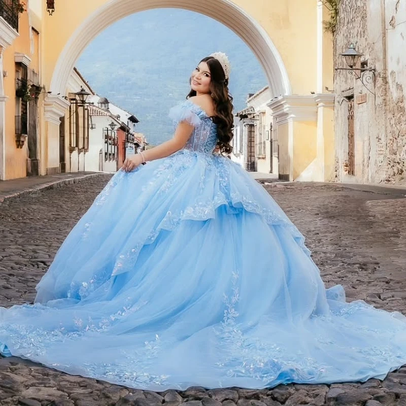 スカイブルーの光沢のあるキンセアニェーラドレス、オフショルダー、アップリケレース、ビーズ、ボウ、チュール、コルセット、パーティー、誕生日、スイート16ドレス、ベスティドス