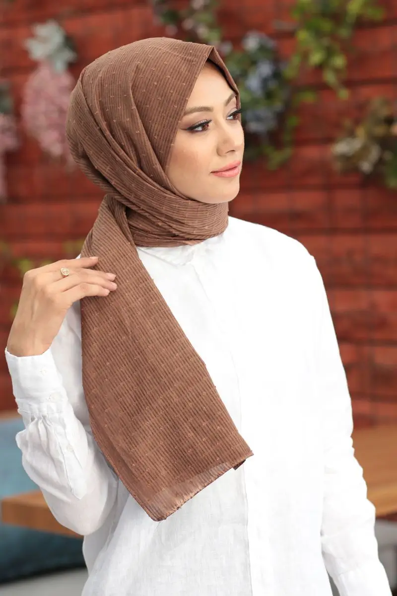 Roller pompom shawl chocolate coffee PO-01