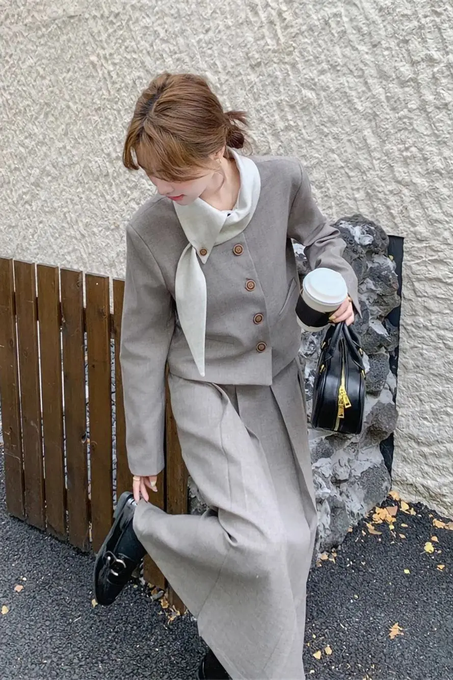 

Winter 2025 Women's Blazer Skirt Set Elegant and Sophisticated Outfit with Bow Tie Detail High-End Business Look High Quality