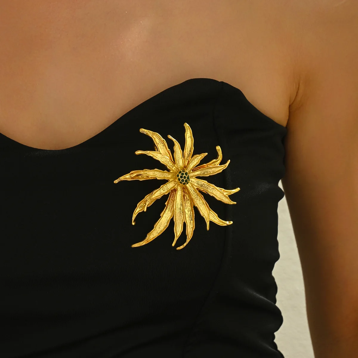 Retro Heavy-Duty Chrysanthemum Brooch - Sophisticated Luxury Women's Pin for Formal Events & Weddings M454