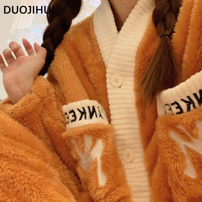 Duojihui Klassieke Tweedelige Winter Flanellen Vrouwelijke Pyjama Set Nieuwe Zoete Chique Brief Print Pocket Mode Eenvoudige Pyjama Voor Vrouwen