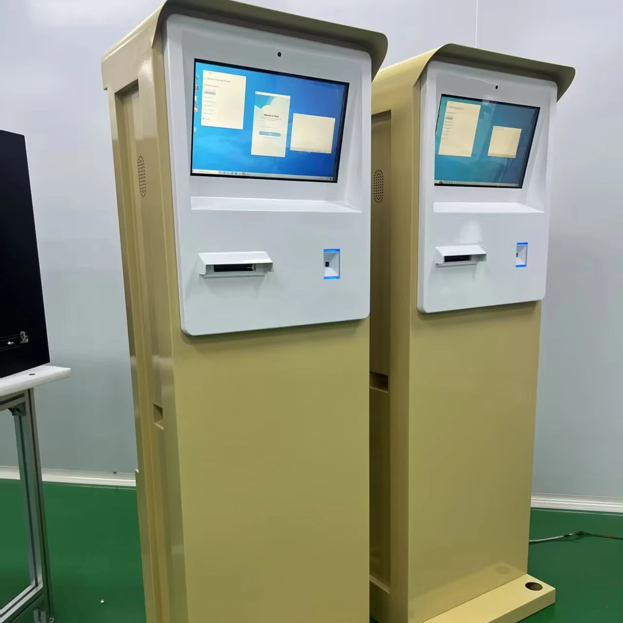 

Наружные металлические системы парковки и киоски с дозатором карточек в помещении: полностью настраиваемые конструкции