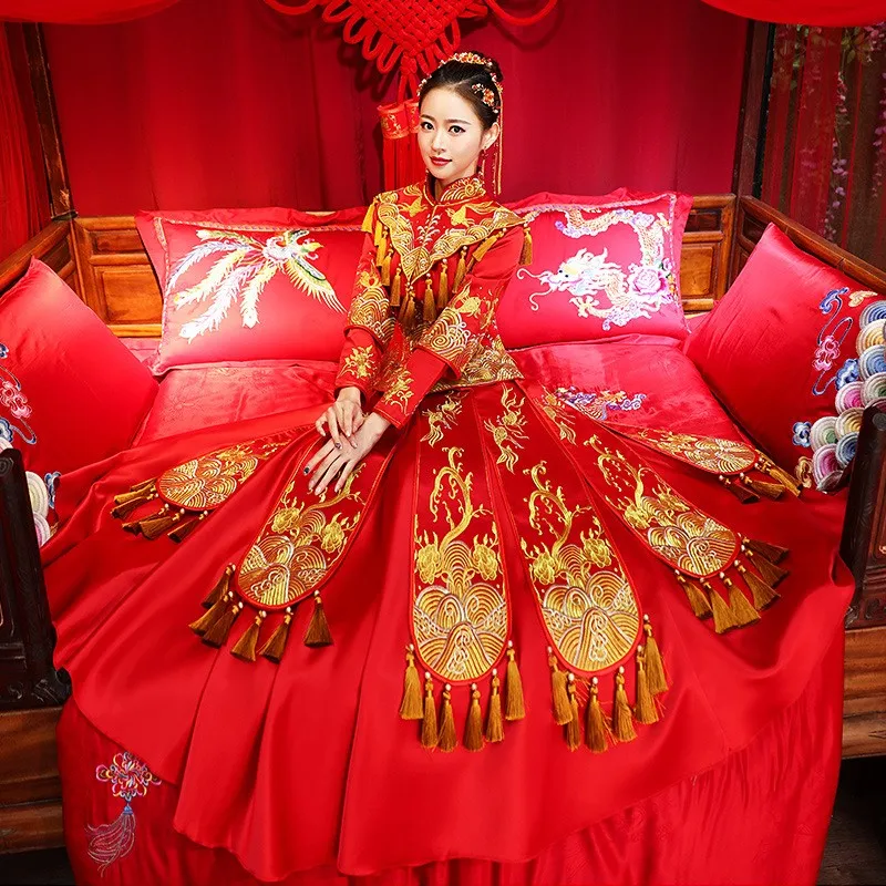 A new Chinese-style wedding dress with phoenix crown and red robe