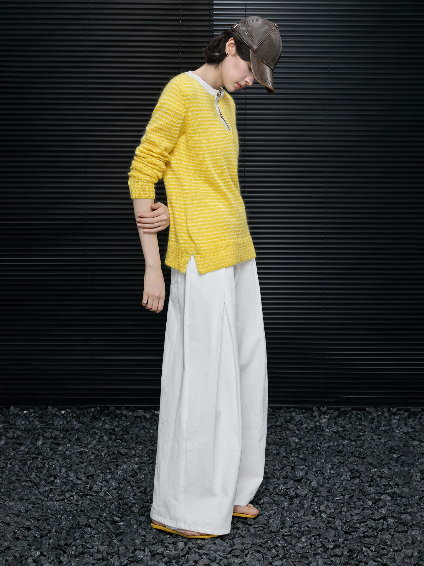 

Уникальный полосатый женский шерстяной свитер свободного кроя с V-образным вырезом и длинными рукавами, коллекция Весна 2026, ранний сезон, уличный стиль