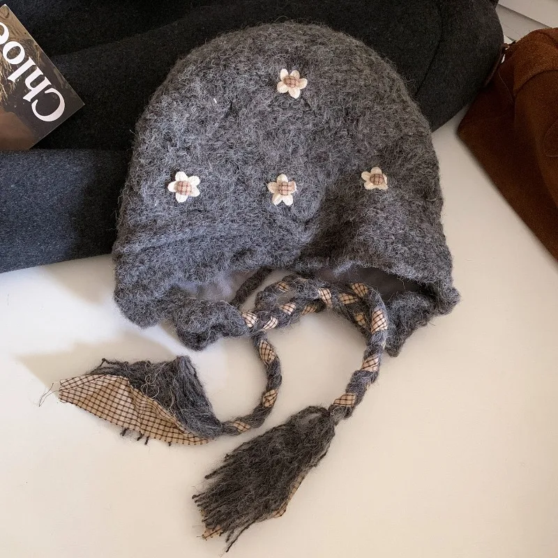 Koreanische gestrickte Blumenmütze, süß und niedlich, warme Fliegermütze, vielseitige Wintermütze mit Zopf und Quaste, gebundene Ohrenschutz-Beanie-Mütze – Detail 6