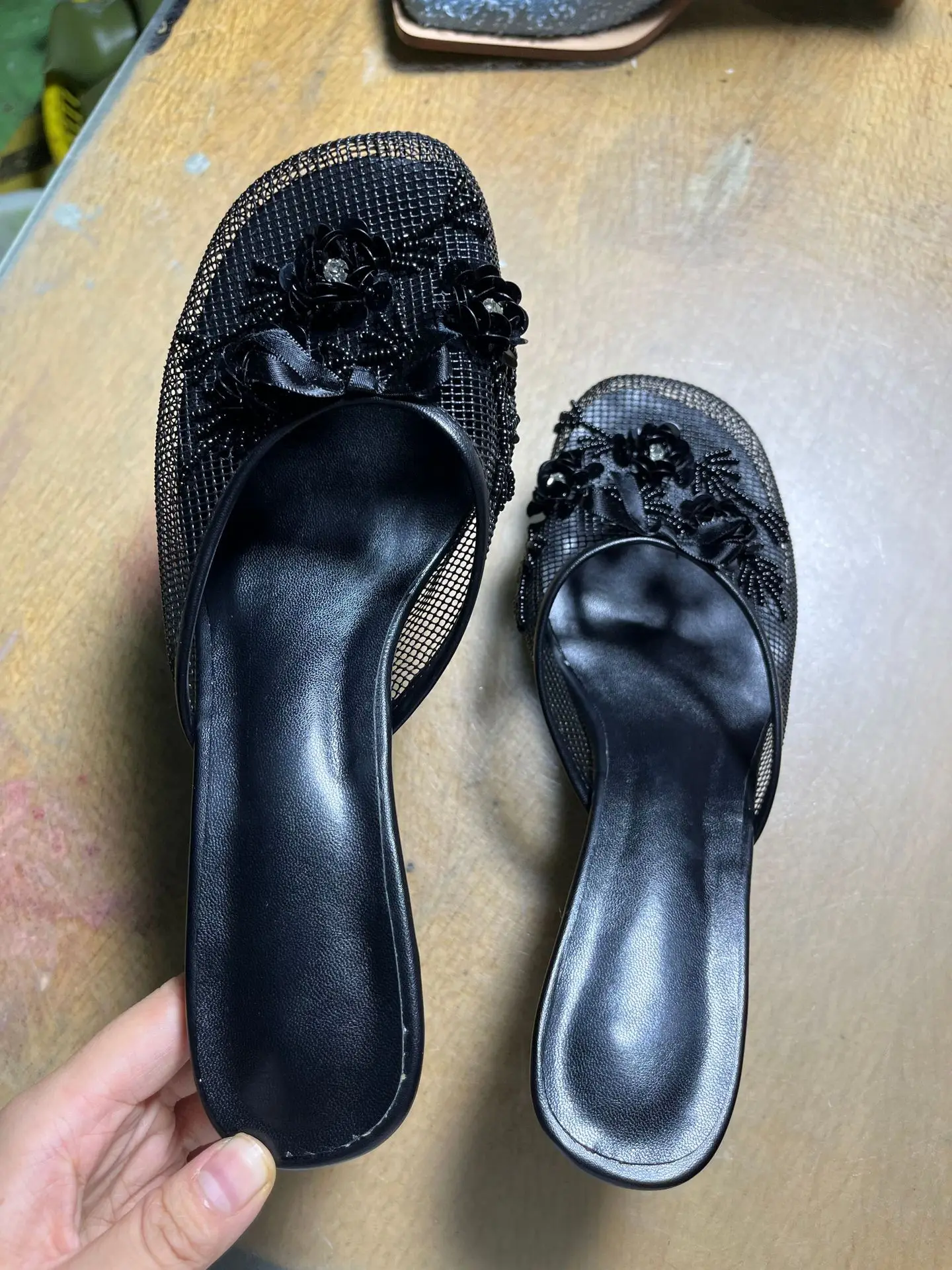 Diseño de malla de cristal con mariposa, zapatos de tacón alto con decoración de flores para mujer, zapatos de tacón alto finos para boda y novia