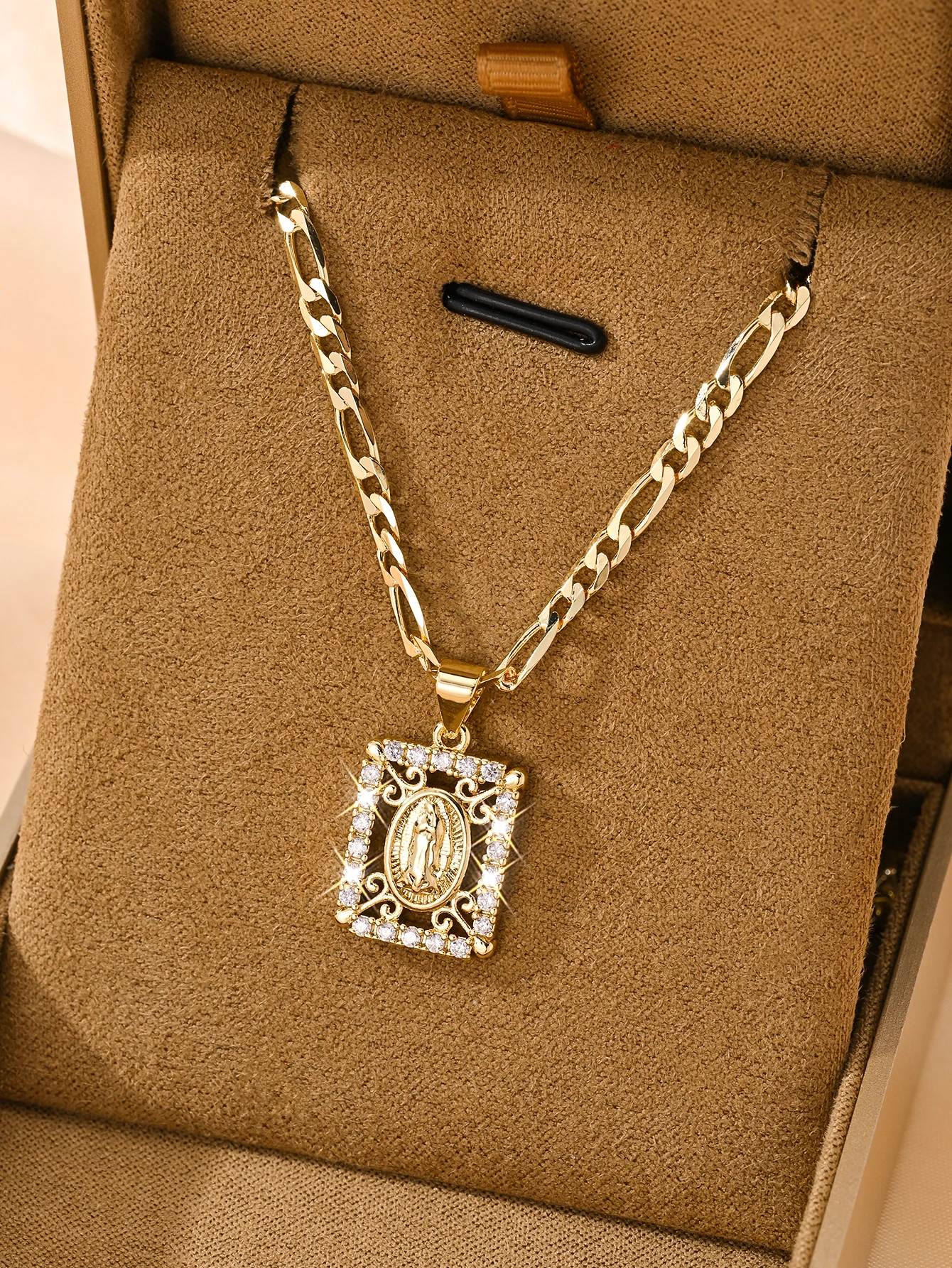 Collar con Colgante de la Virgen María de Estilo Vintage Católico para Mujer, Adornado con Circones Translúcidos, Cadena Figaro Cómoda de 50 cm, Irradia una Atmósfera Divina y Delicada, Combina Simbolismo de Fe y Atractivo Estético, Ideal para Ceremonias de Primera Comunión, un Regalo Católico de Bautismo Cariñoso y de Alta Calidad