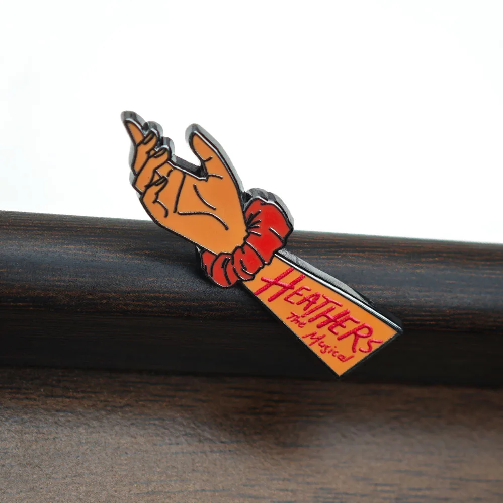 Heathers The Musical Metall-Emaille-Anstecknadel, roter Haargummi, Brosche, Broadway West End Theater-Show-Abzeichen, Anstecknadeln, Fan-Geschenk, Schmuck – Detail 10