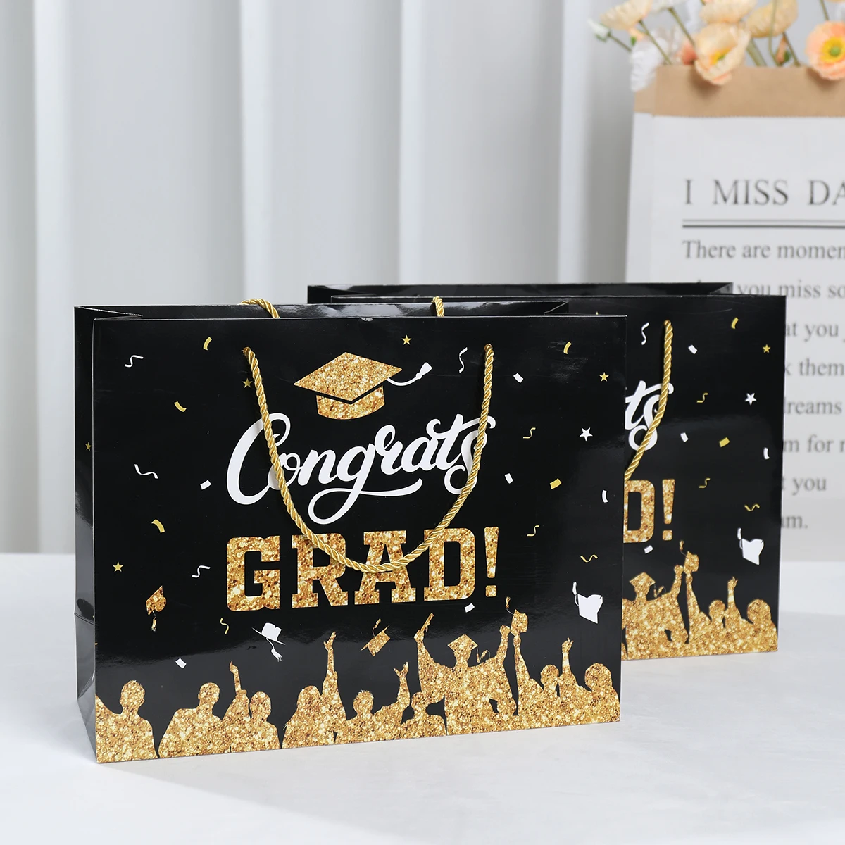 Gold Glitter Cap Candy Portable Bags Boxes Graduation Party Favors Box Decor 2024 Gift Packaging Box for Graduation Party Decor