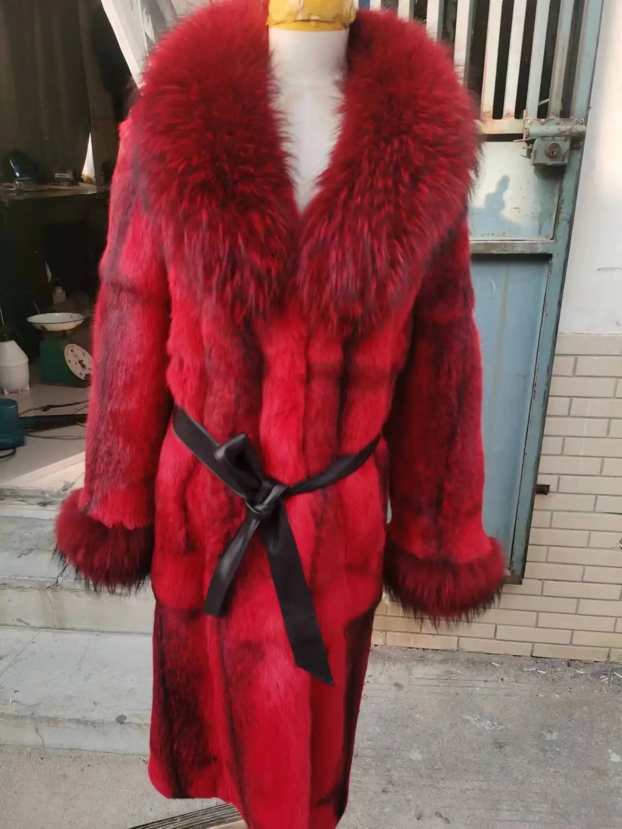 معطف فرو أرنب حقيقي للنساء سترة طويلة من الفرو مع ياقة كبيرة من فرو الثعلب وأكمام أساور عصرية ملابس الشارع