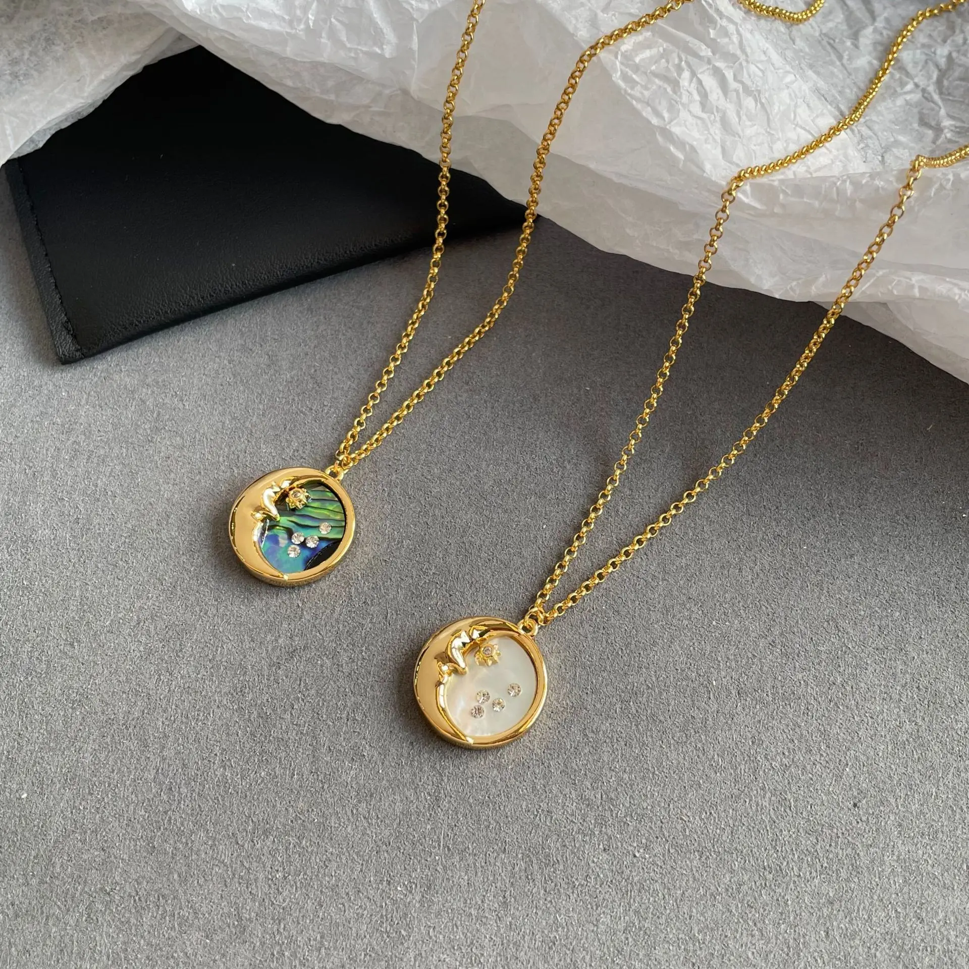 

Vintage Sun and Moon Pendants Necklace White Shell Round Coin Stainless Steel Chain Necklaces Femme Jewelry Bijoux Gift