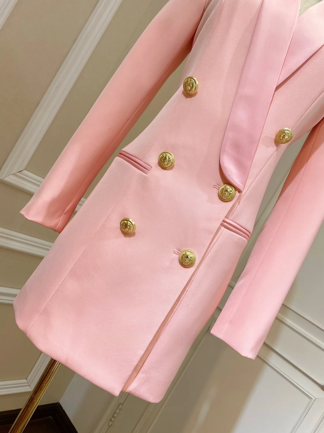 Haut de gamme Satin revers Patchwork métal Double rangée bouton coupe ajustée Midi Dr costume jupe Dr Elely conçu printemps Faion