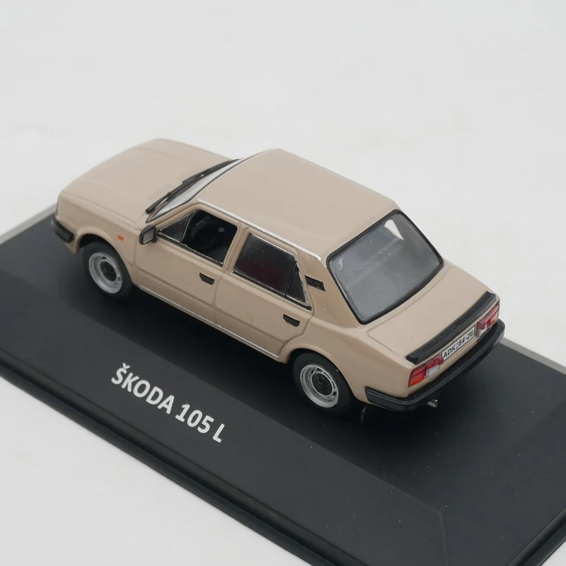 Ixo 1:43 Skoda 105 L Diecast Car Modelos de vehículos de juguete de metal