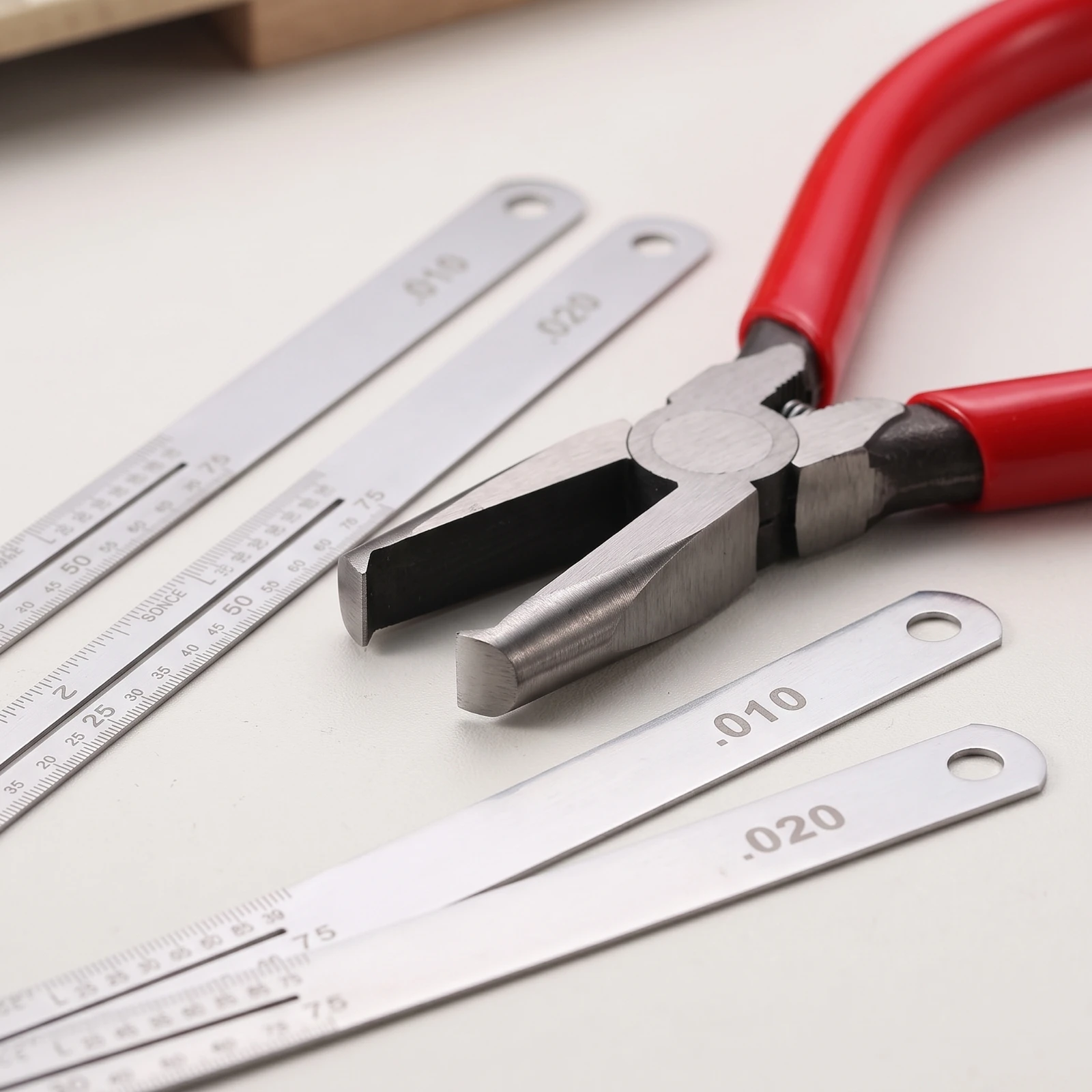 Fret Puller Pliers Spring-Loaded Guitar Fret Puller Hand Tool Rubberized Comfortable for Luthiers, Fretboard Maintenance