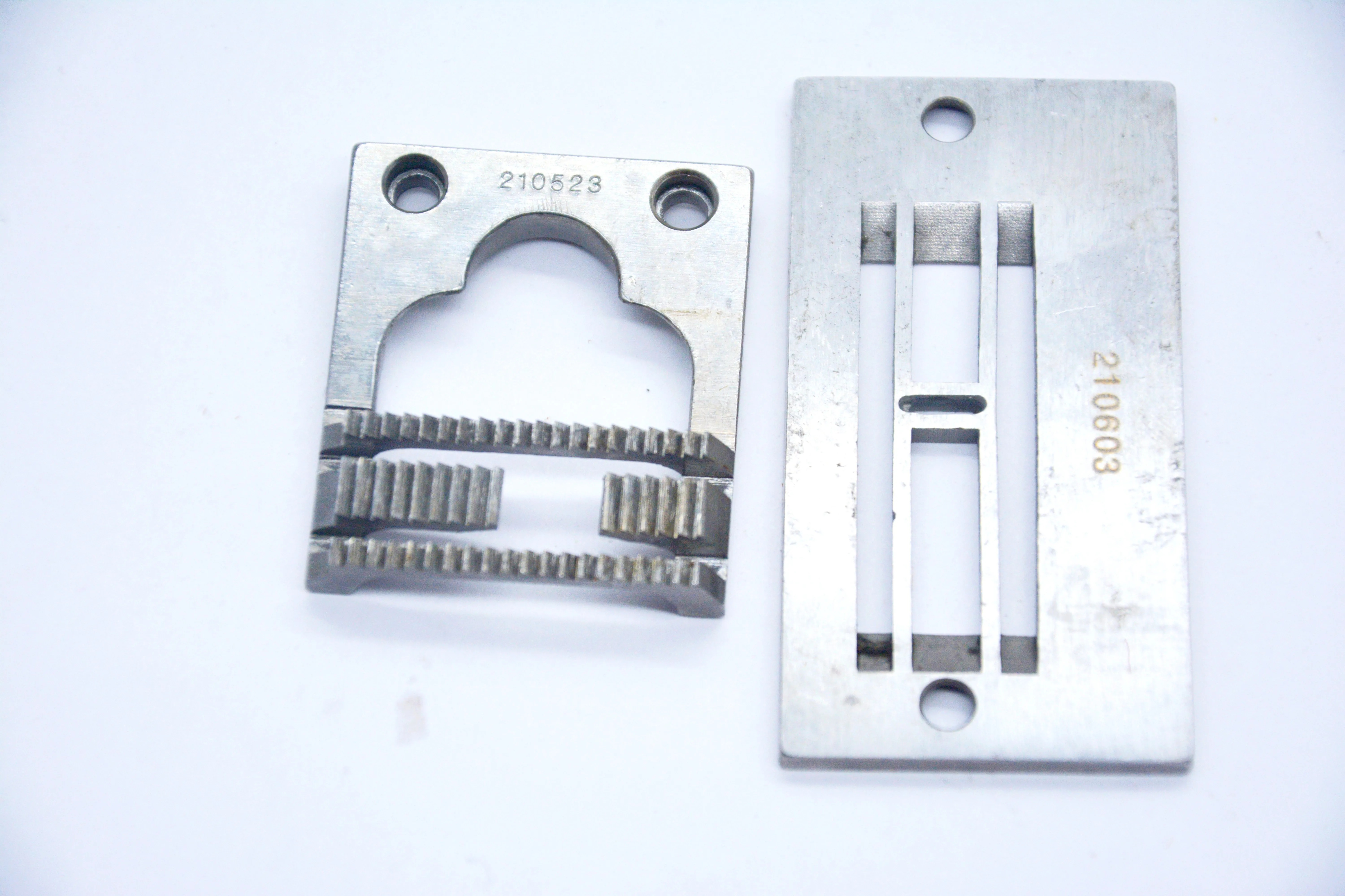 for Singer 457 needle plate 210603 and tooth 210523,is one set