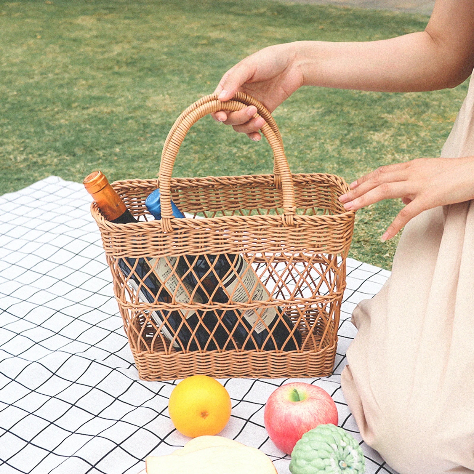 

Stylish Imitation Rattan Basket Durable Plastic Woven Storage Fruit Picnic Outdoor Handmade Compact Lightweight Festival Wedding