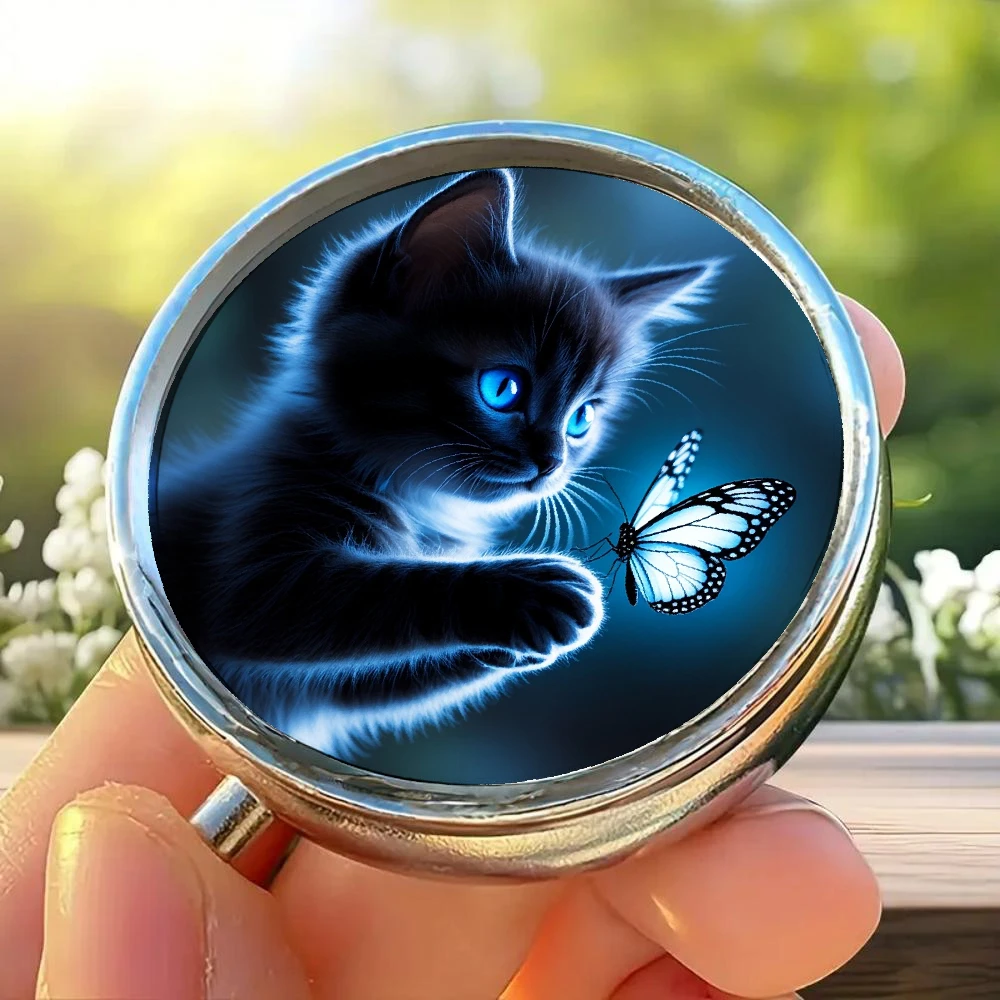 Integrated Flat Pill Box with Blue Kitten and Butterfly Designs, Three-Compartment Portable Medicine Organizer, Made from Food-Grade Material, Can Be Placed in a Wallet or Pocket, Flat Design.