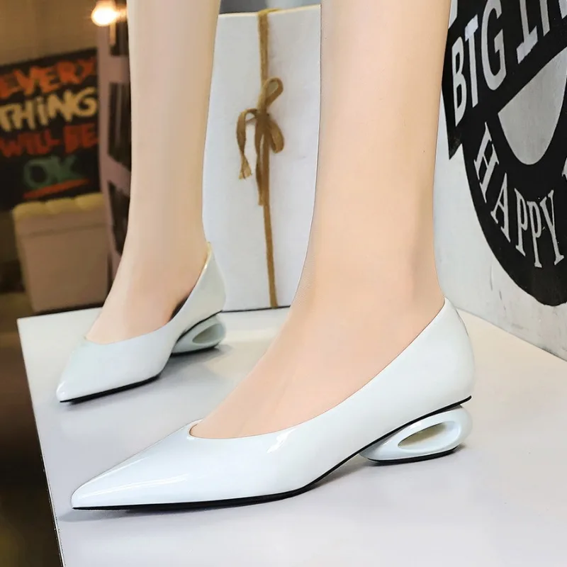 

ЭЛЕГАНТНЫЕ женские туфли-лодочки из лакированной кожи, модные туфли 3 см на каблуке с острым носком, на низком каблуке, с неглубоким горлышком, женская обувь для вечеринок, белая