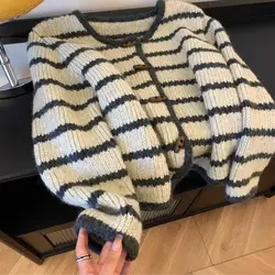 Sweter z dzianiny w paski w stylu retro dla kobiet Nowy leniwy styl Klamra z rogami krowy Okrągły dekolt Luźny krótki sweter Kardigan