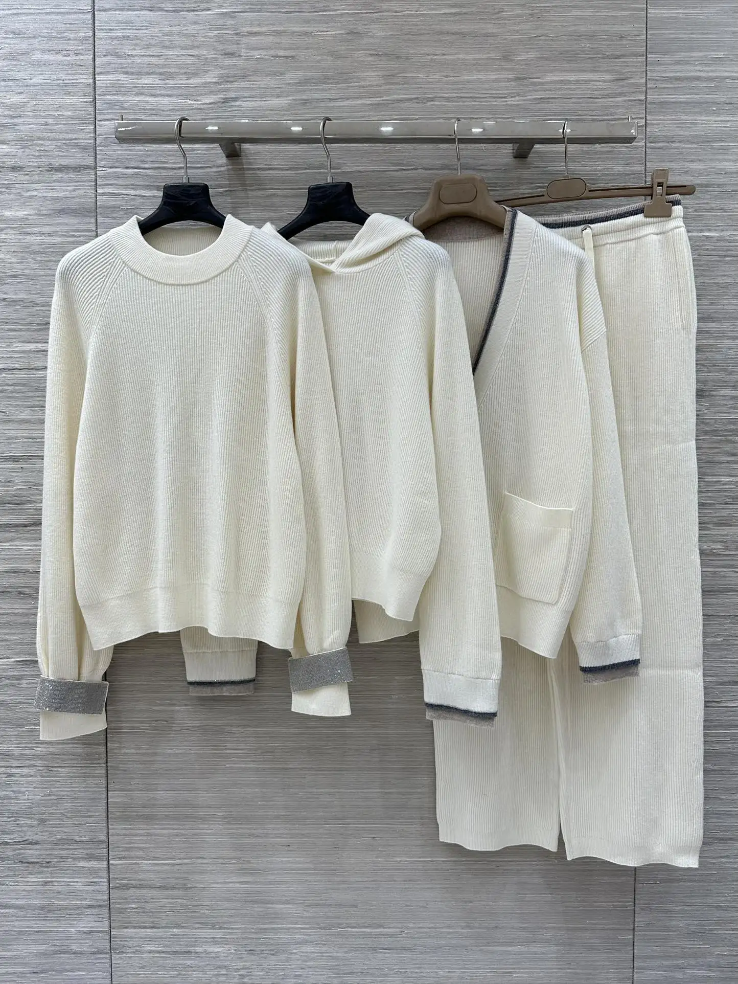 

Autumn Winter Women Beaded Chain 100% Wool Knitted 4-Piece Set