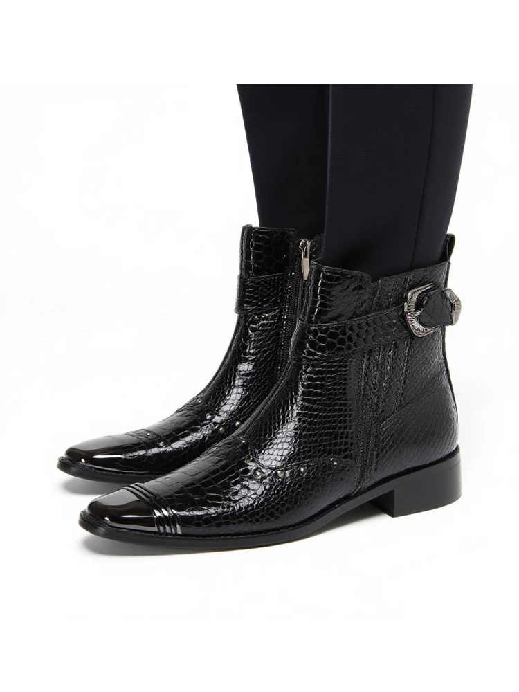 Glänzende, kurze Herrenstiefel mit Schlangenmuster, dekoriert mit Metallnieten und Schnallen, trendiges, personalisiertes Street-Style-Schuhwerk für Club, Bar und Party – Detail 4