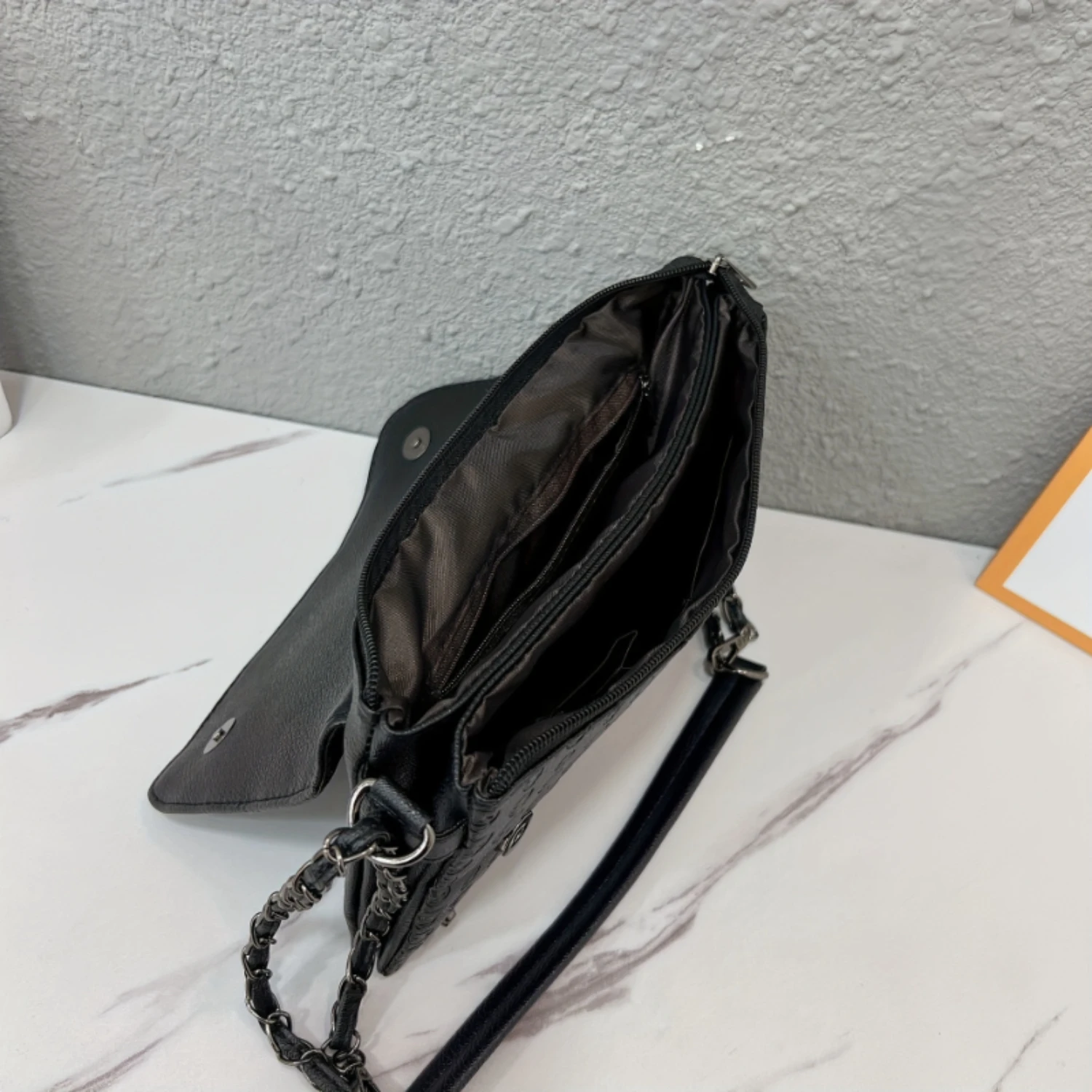 Borsa a tracolla alla moda con teschio, tracolla in pelle PU con tracolla a catena, piccola borsa quadrata di design