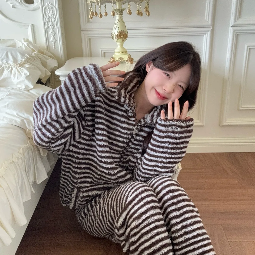 

Women's Coral Fce Pajamas Thiened Warm Striped Home Clothes Two-Piece Set Winter Outerwear Suitable for Young Ladies