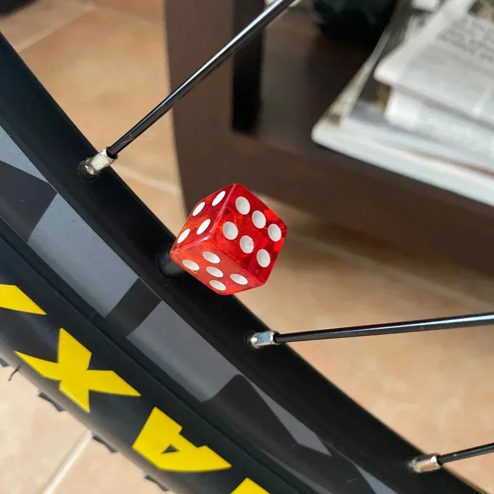 4 قطعة النرد شكل سيارة شاحنة عجلة الإطارات صمام الهواء الجذعية غطاء غبار دراجة صمام الملحقات