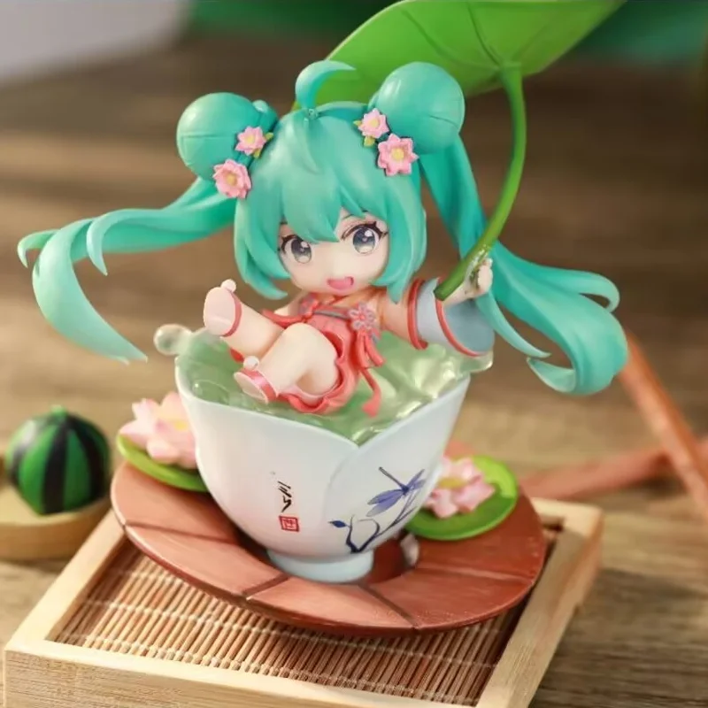 hatsune-miku-–-figurine-de-style-d'ete-jouant-dans-l'etang-de-lotus-veritable-peripherique-d'anime-cadeau-d'anniversaire-ornements-decoratifs-de-bureau