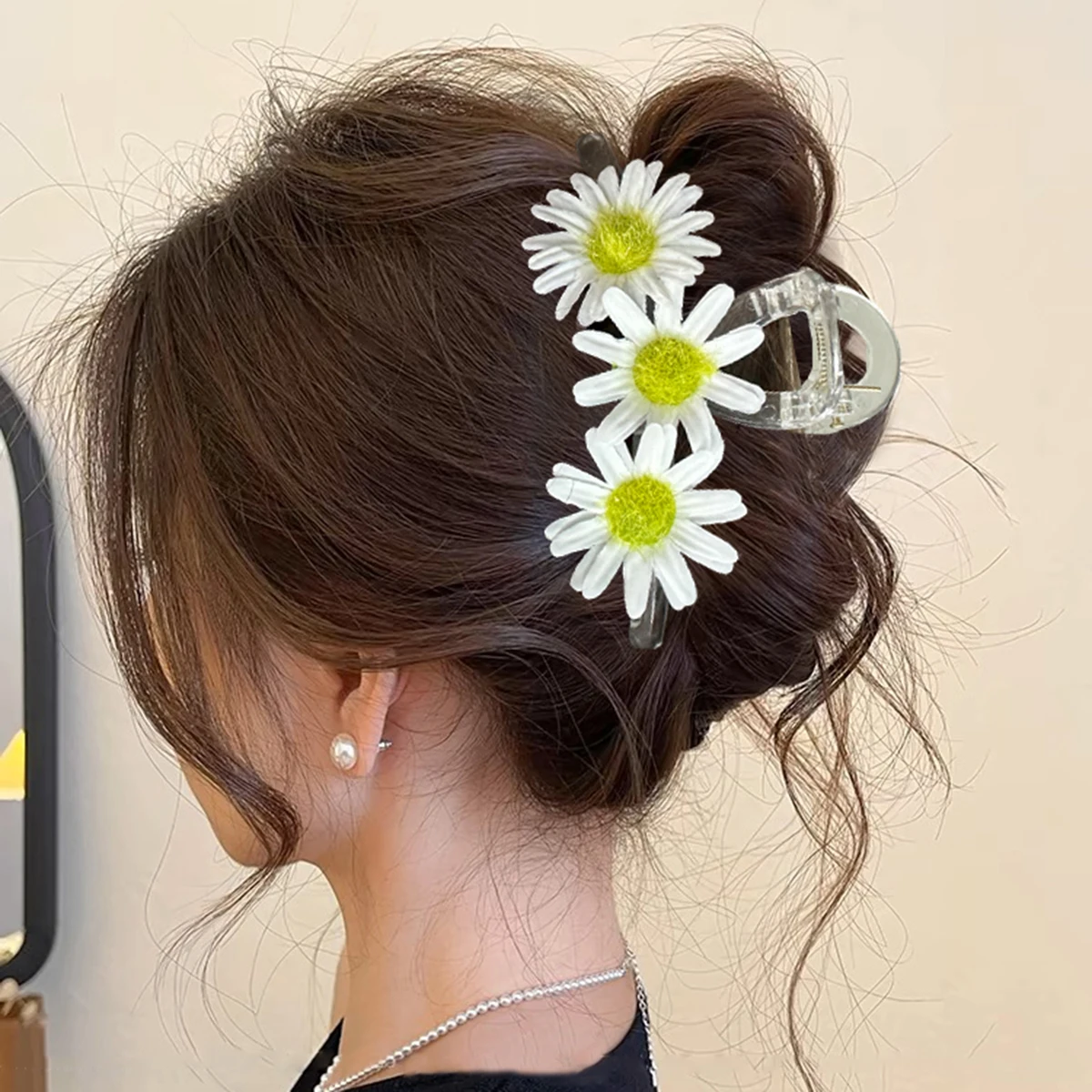 AWAYTR Sweet Little Daisy Flower Hair Claw Handmade Fabric Flowers Grab Hair Clip Sweet Shark Clip Hair Accessories for Women