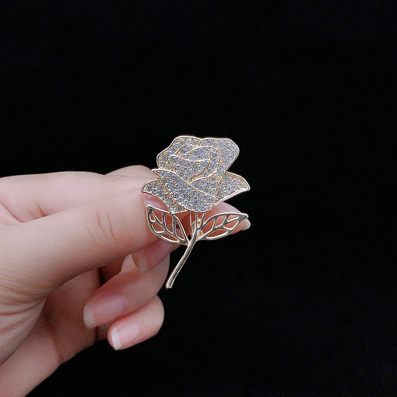 

Новая универсальная и элегантная брошь в виде розы с бриллиантами, высококачественная брошь для костюма, модная и элегантная брошь, одежда и аксессуары.