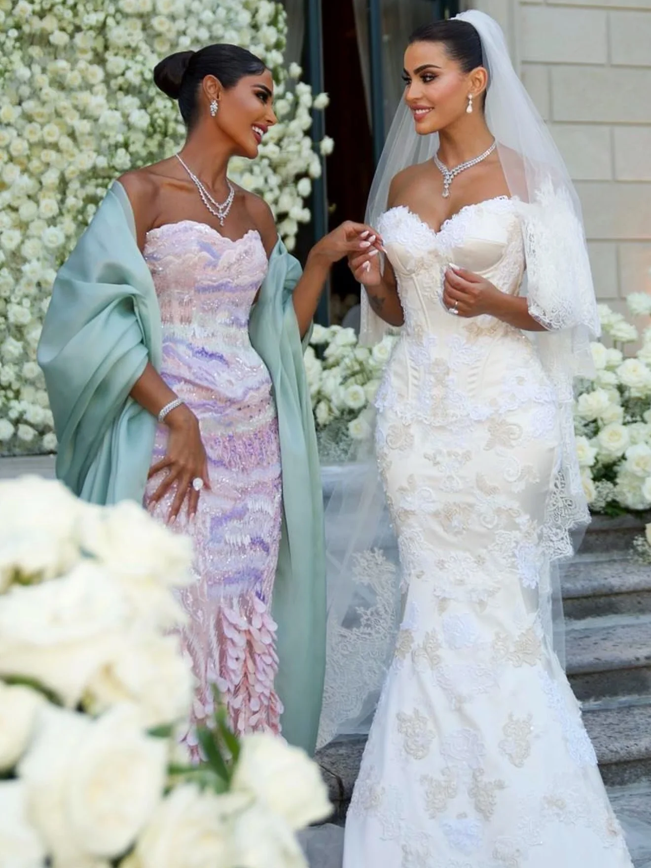 カスタマイズされた絶妙な高級夢のようなウェディングドレスブライダルパーティーブライダルドレスチャペルトレインアップリケスパンコールショールオーガンザ