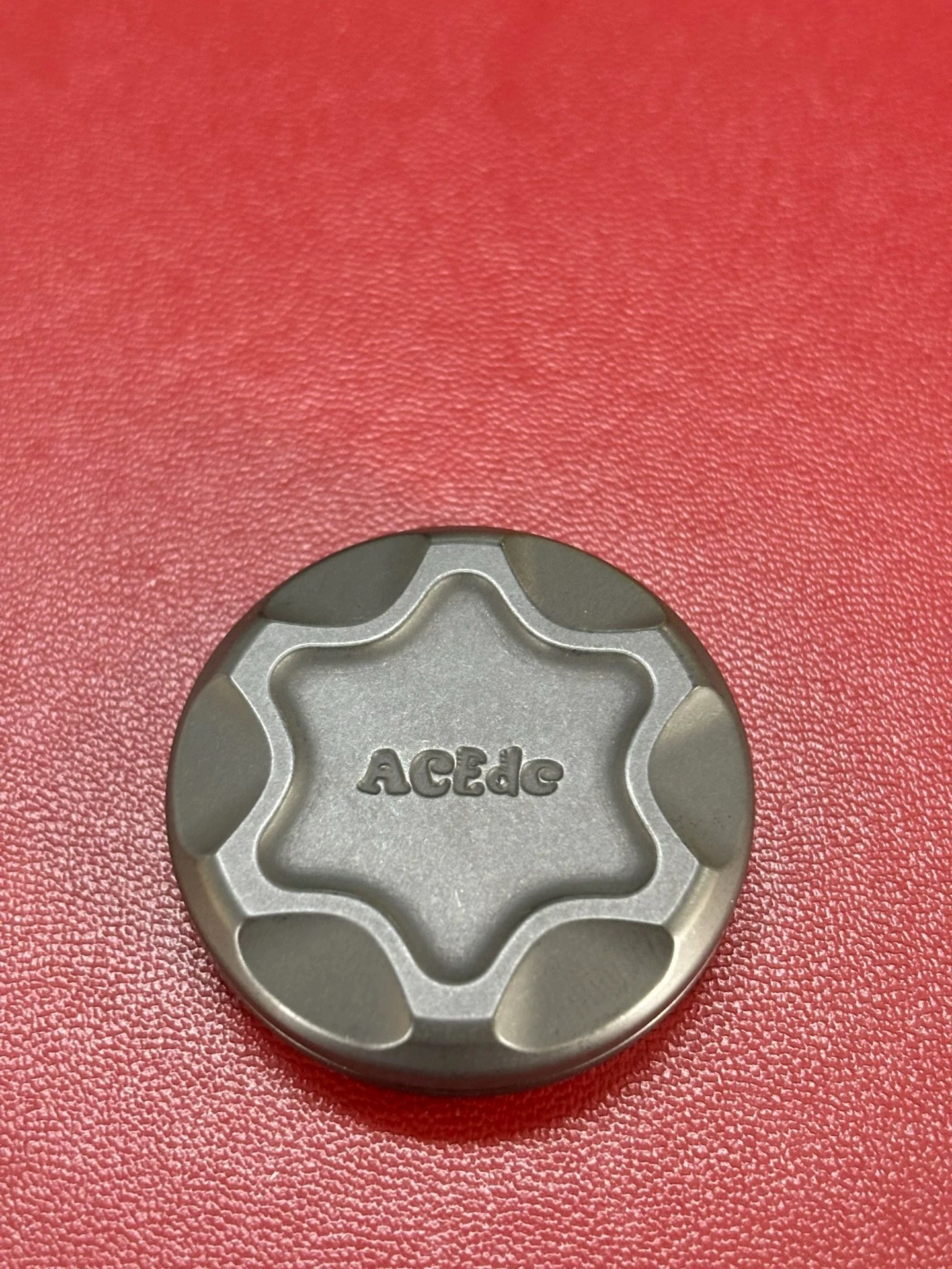 

Acedc Mechanical Milk Cap Popping Coin Decompression Toy Zirconium